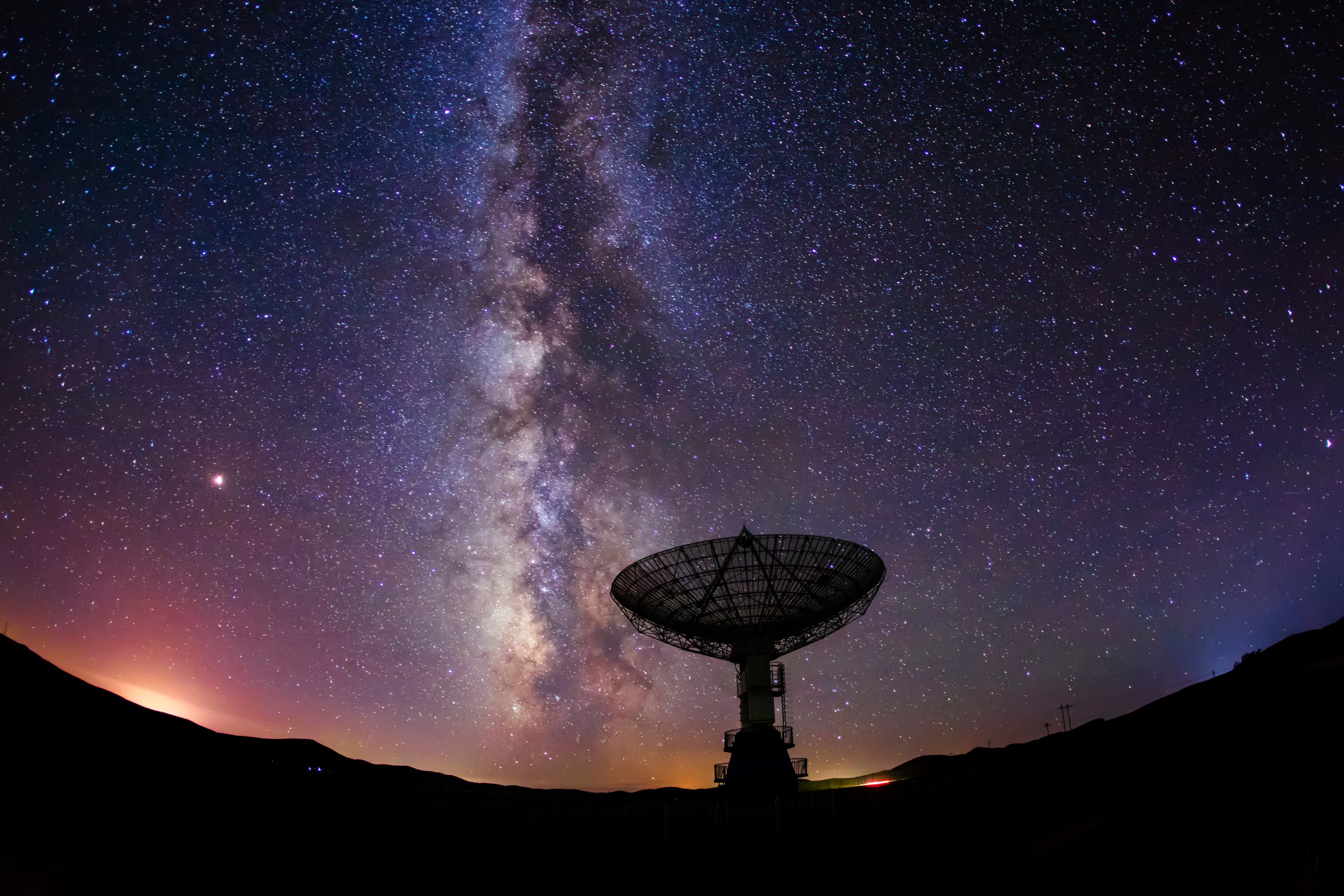 Radio telescopes and the Milky Way at night